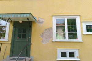 Lagning av lokal skada i fasadputs.